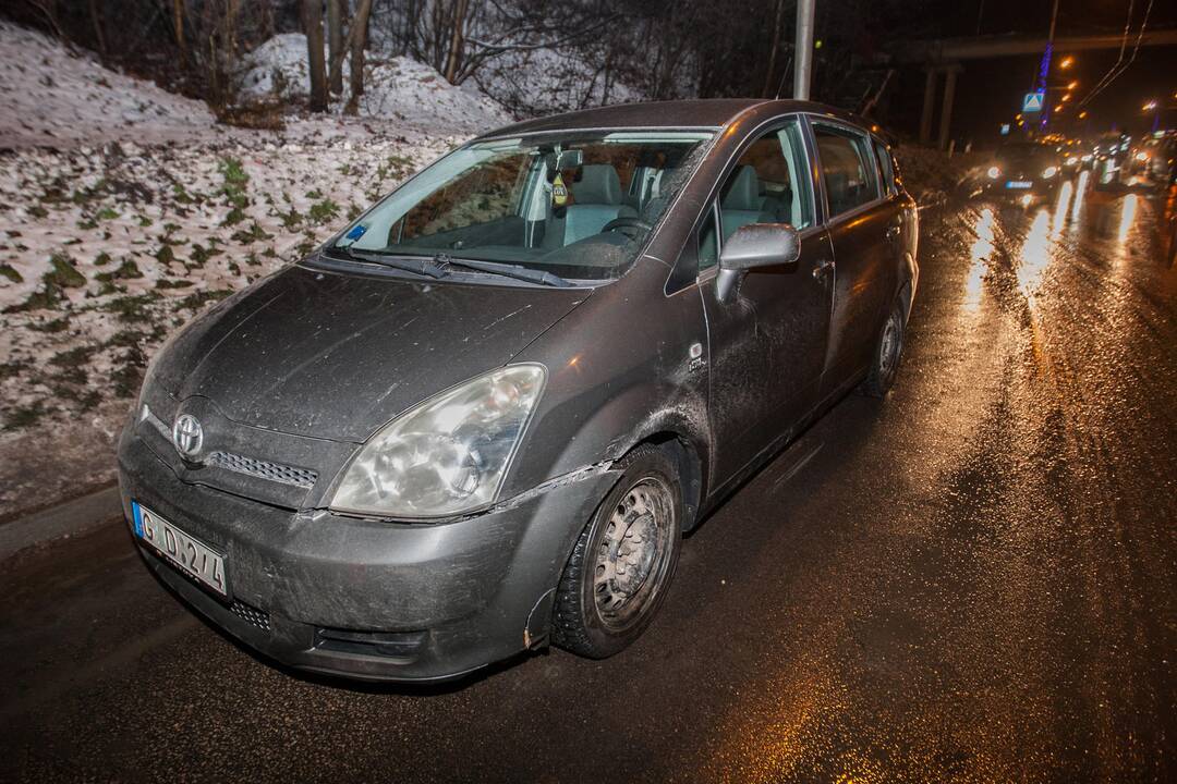 Partrenktas vyras tunelio gatvėje