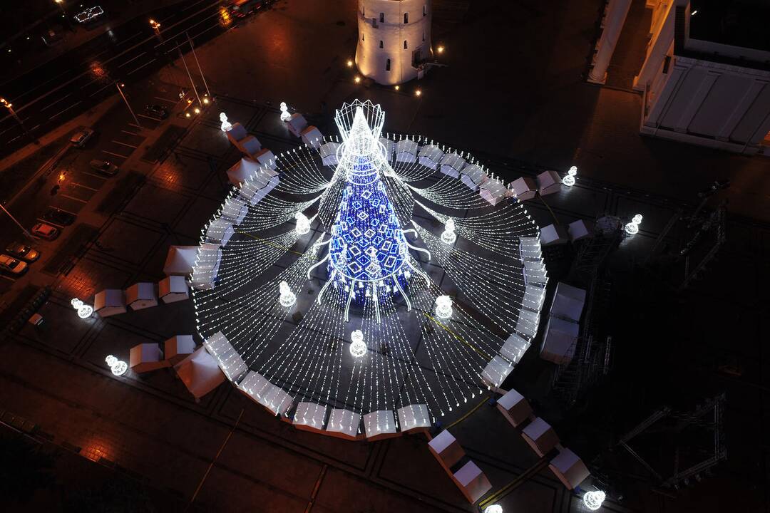 Katedros aikštėje įžiebta Kalėdų eglė