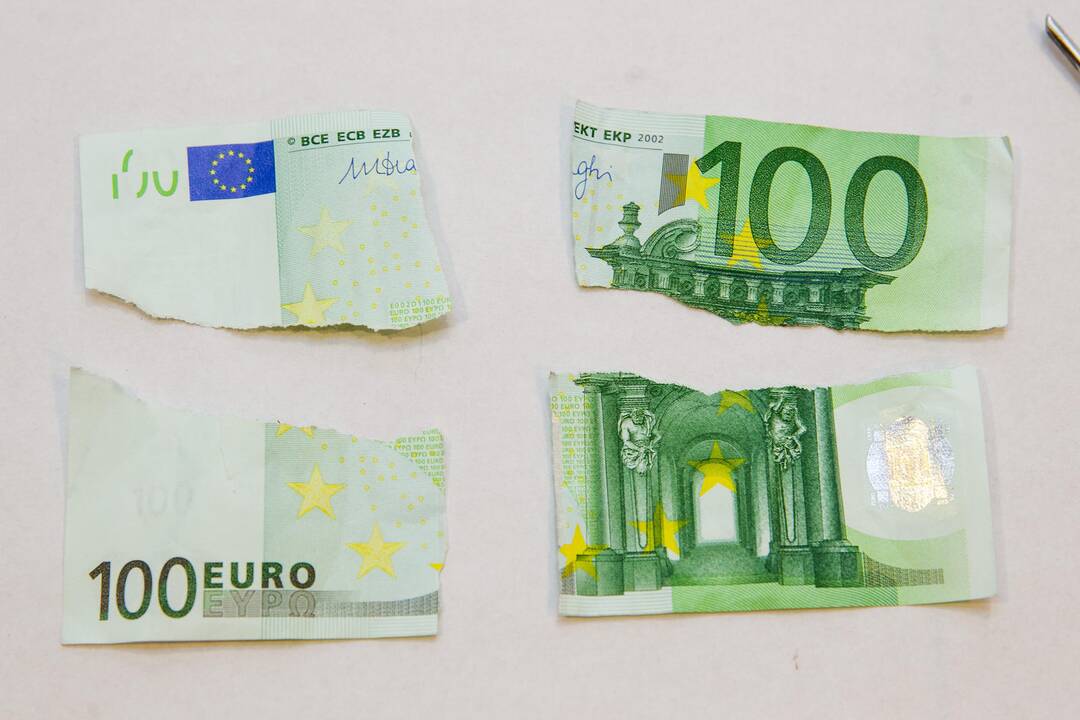 Pristatyti naujieji 100 ir 200 eurų banknotai