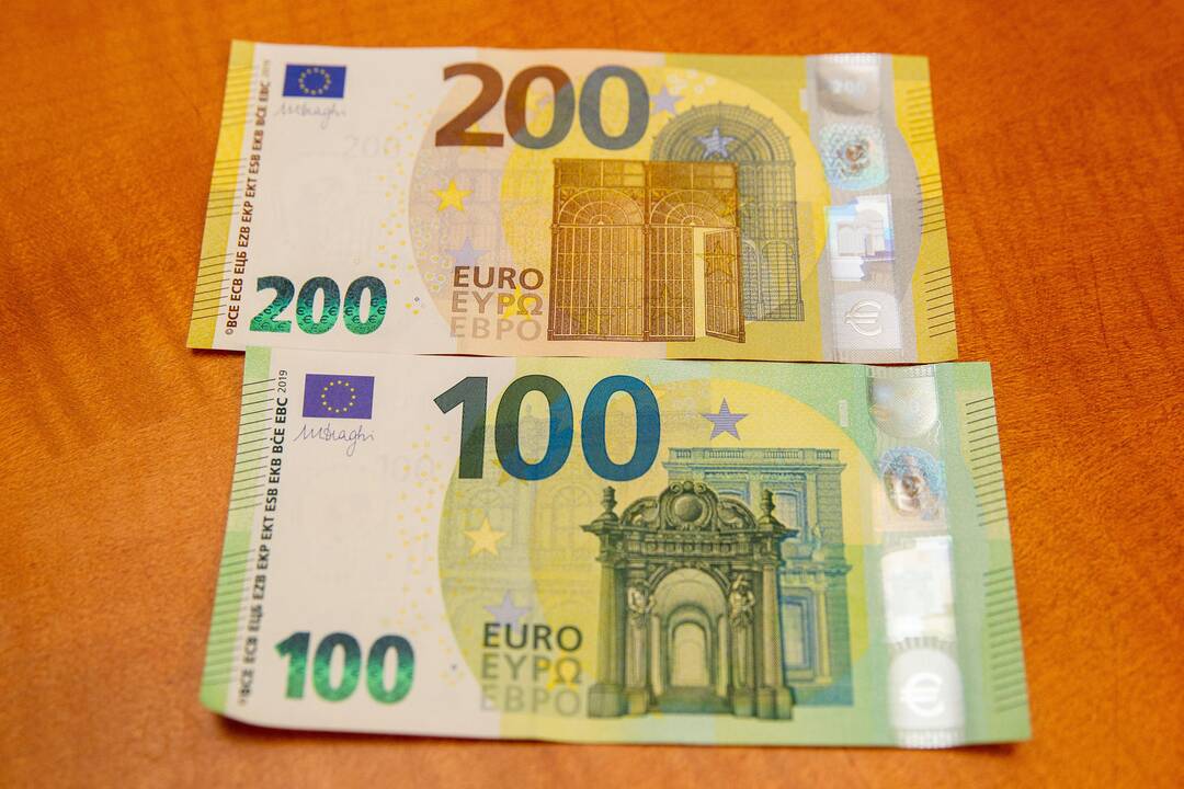Pristatyti naujieji 100 ir 200 eurų banknotai