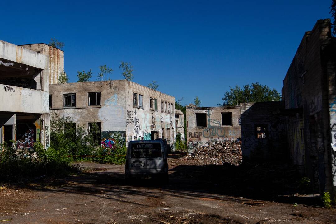Vilniuje pradėtas griauti pastatų kompleksas