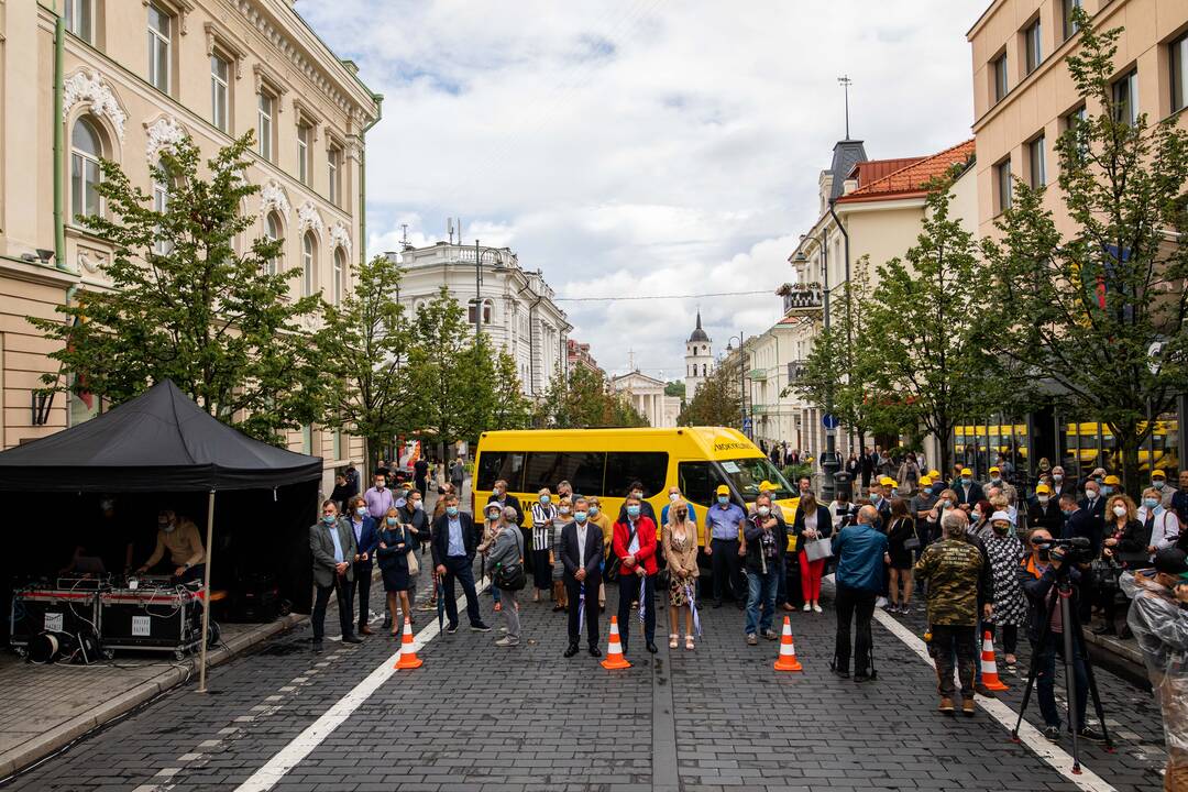 Savivaldybėms perduoti 25 geltonieji autobusiukai