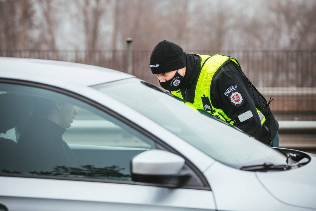 Policija pradėjo masinę judėjimo kontrolę