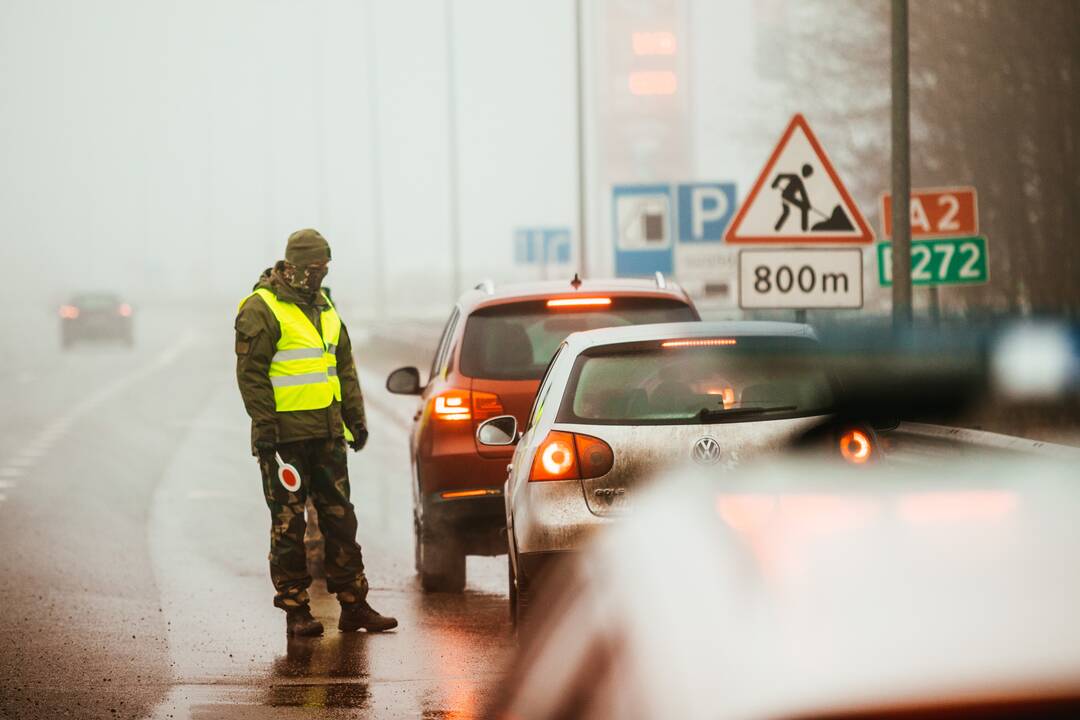 Policija pradėjo masinę judėjimo kontrolę