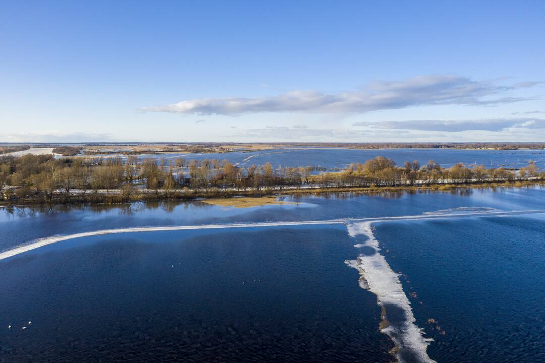 Besitęsiantis potvynis pridarė žalos keliui Šilutė–Rusnė