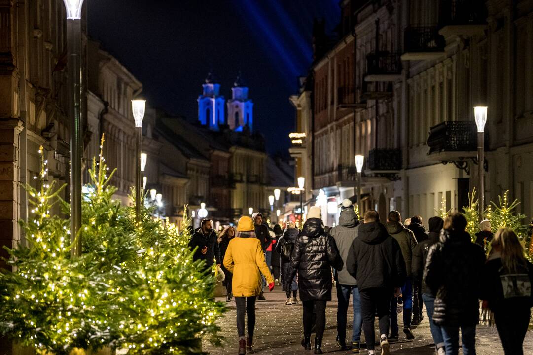 Žingsnis link Kalėdų: įžiebta žvaigždėmis puošta Kauno eglutė!