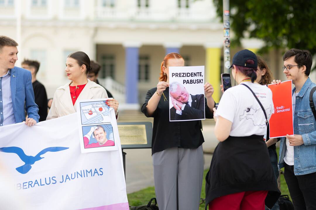 Jaunųjų konservatorių lygos protestas „Gintautai, rinkis: valstybė ar įmonė“