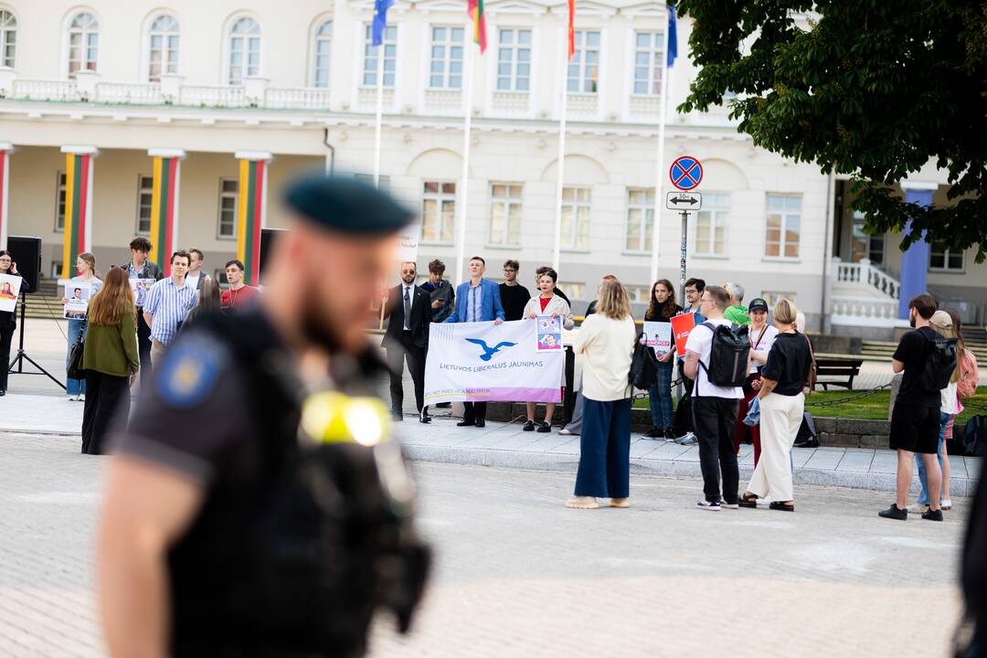 Jaunųjų konservatorių lygos protestas „Gintautai, rinkis: valstybė ar įmonė“