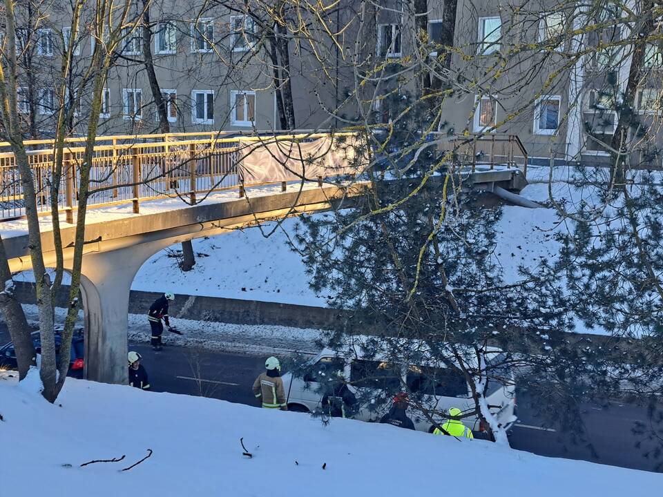 Gargžduose po avarijos laikinai uždarytas pėsčiųjų tiltas