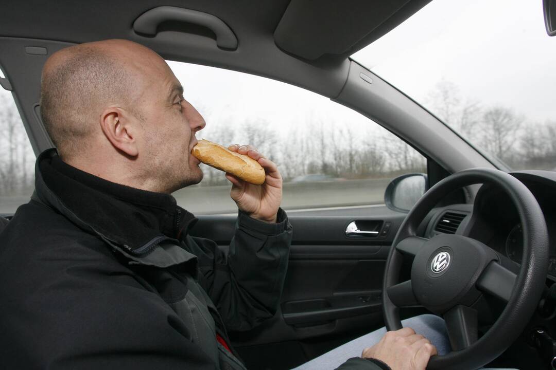 Siūlomi pakeitimai vairuotojams: jokių dešrainių, gėrimo ar rūkymo