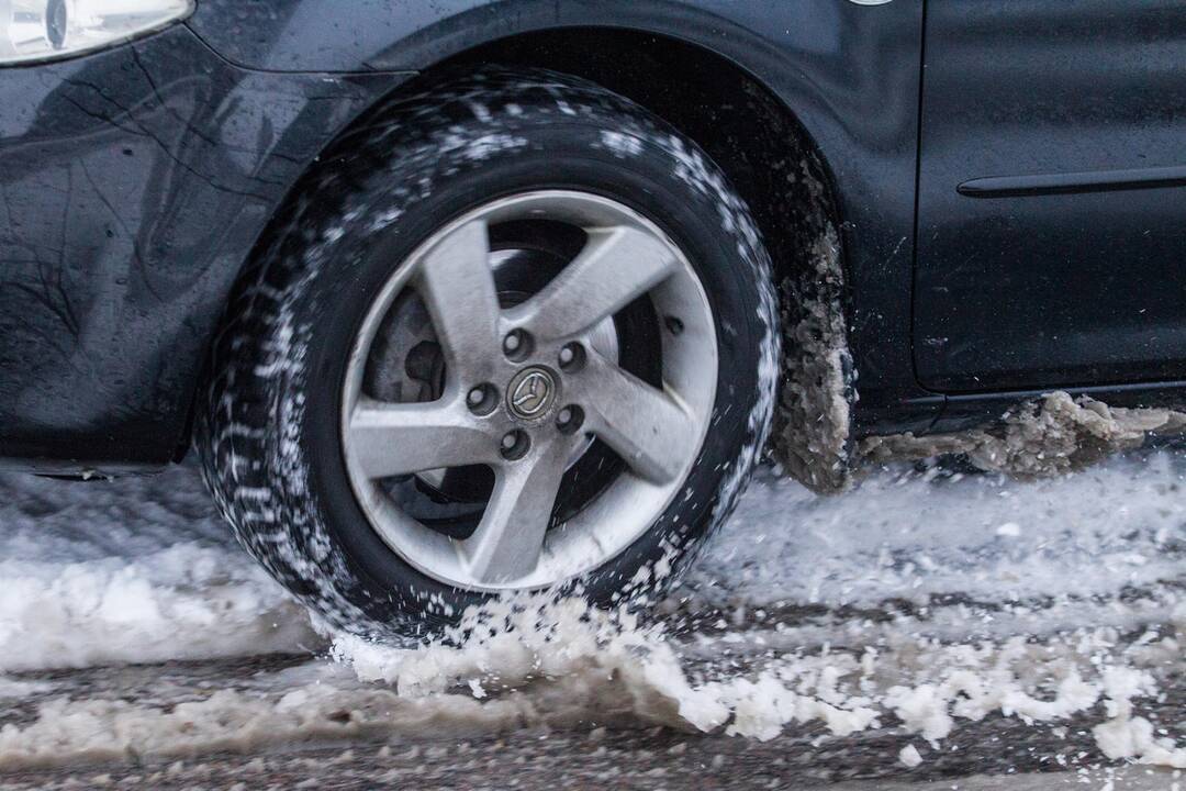 Naktį eismo sąlygas sunkins plikledis
