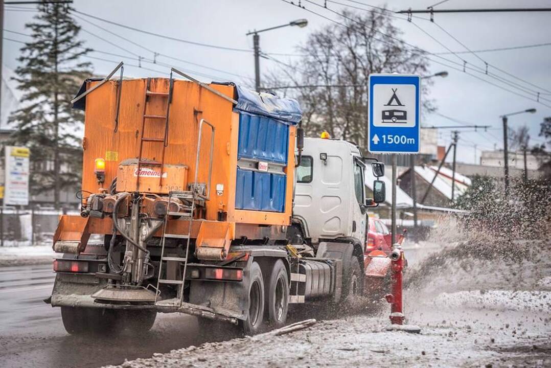Kelininkai Kauno gatves vadavo iš ledo gniaužtų