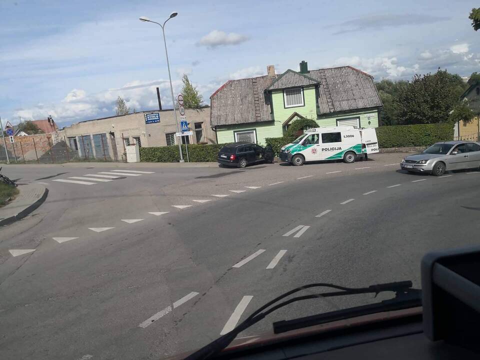 Kretingoje girtas „Audi“ vairuotojas atakavo namą