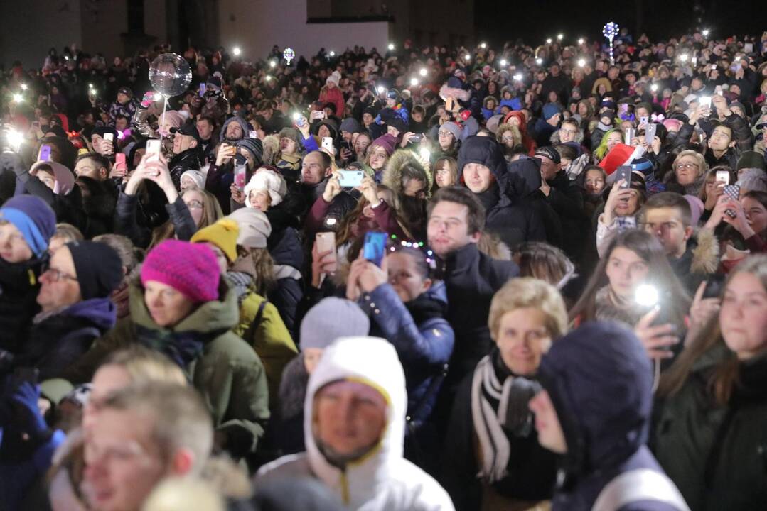 Katedros aikštėje įžiebta Kalėdų eglė