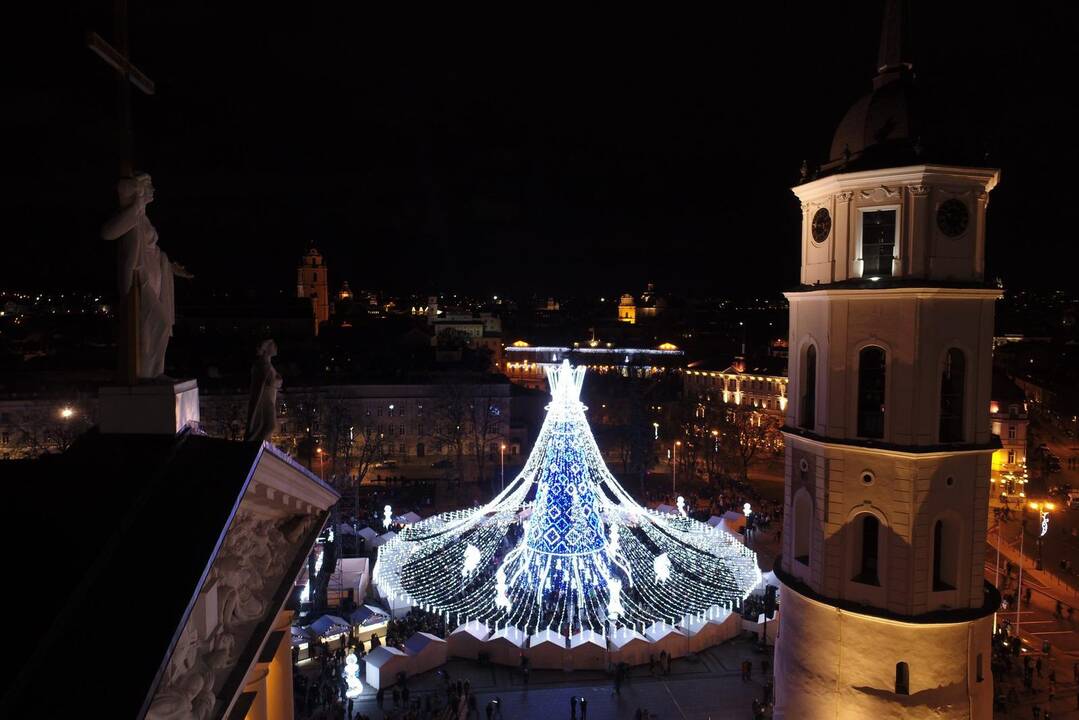 Katedros aikštėje įžiebta Kalėdų eglė
