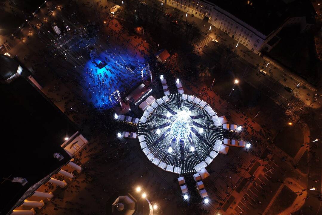 Katedros aikštėje įžiebta Kalėdų eglė