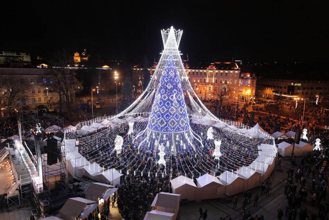 Katedros aikštėje įžiebta Kalėdų eglė