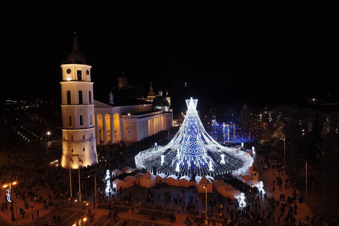 Katedros aikštėje įžiebta Kalėdų eglė
