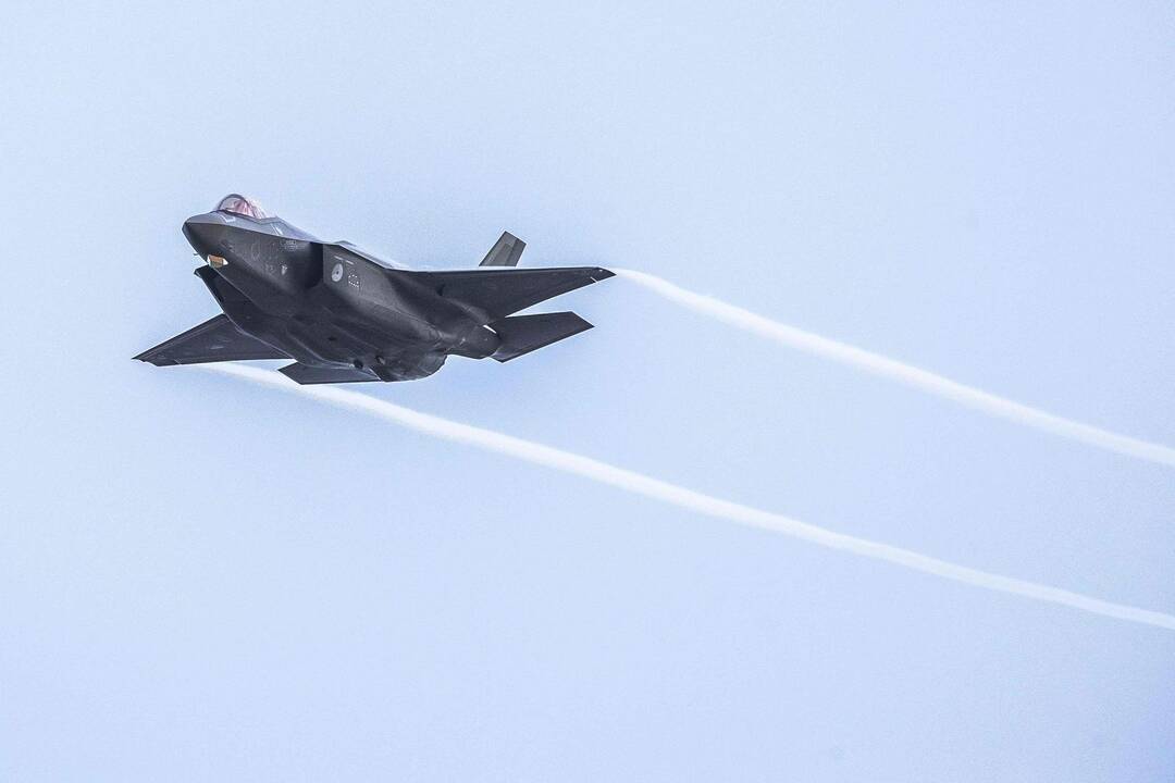 Lenkija pasirašė 4,6 mlrd. dolerių vertės sutartį dėl amerikietiškų naikintuvų