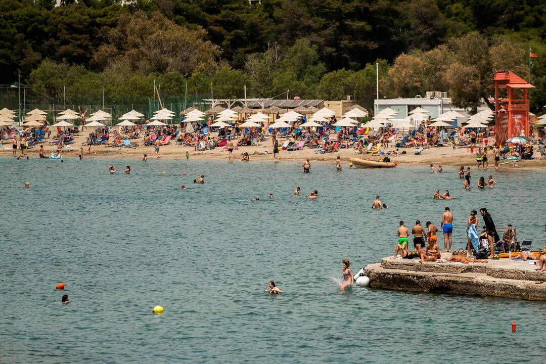 Graikijoje dėl 40 laipsnių kaitros atidaryta daugiau kaip 500 paplūdimių