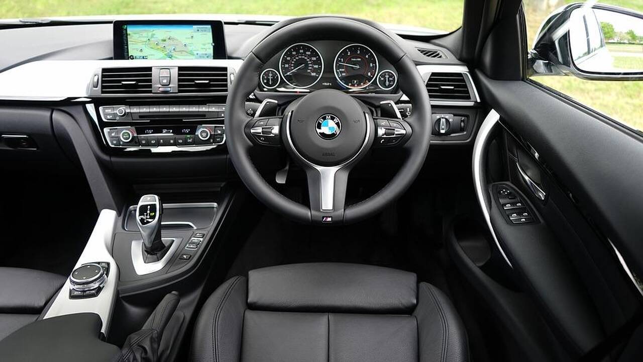 Įspėja apie leidimo Lietuvoje vairuoti dešiniavairius automobilius pasekmes 