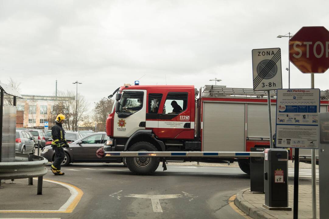 Eismo įvykis „Akropolio“ automobilių stovėjimo aikštelėje