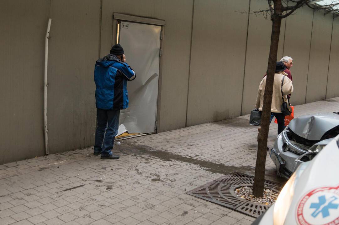 Eismo įvykis „Akropolio“ automobilių stovėjimo aikštelėje