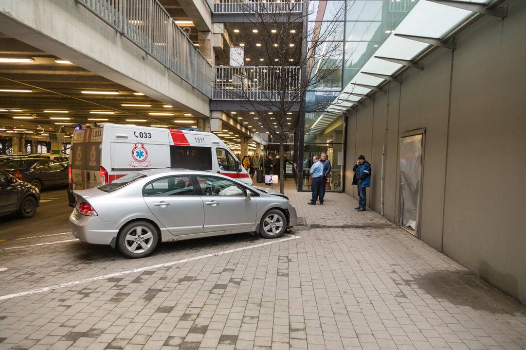 Eismo įvykis „Akropolio“ automobilių stovėjimo aikštelėje