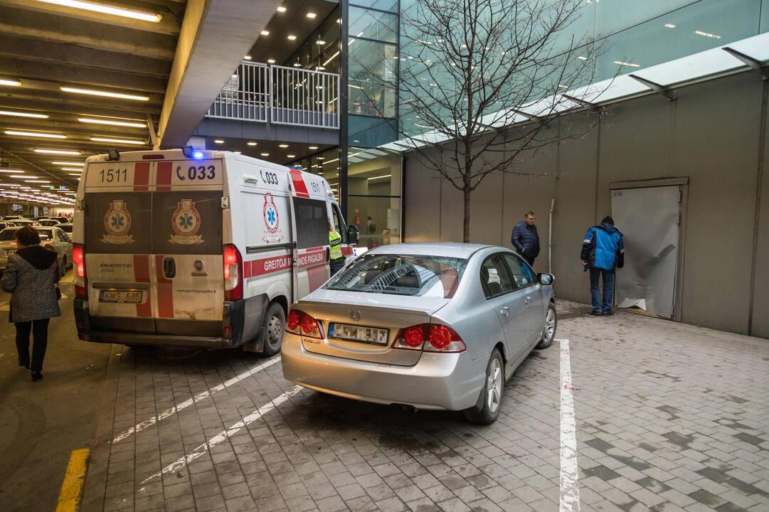 Eismo įvykis „Akropolio“ automobilių stovėjimo aikštelėje