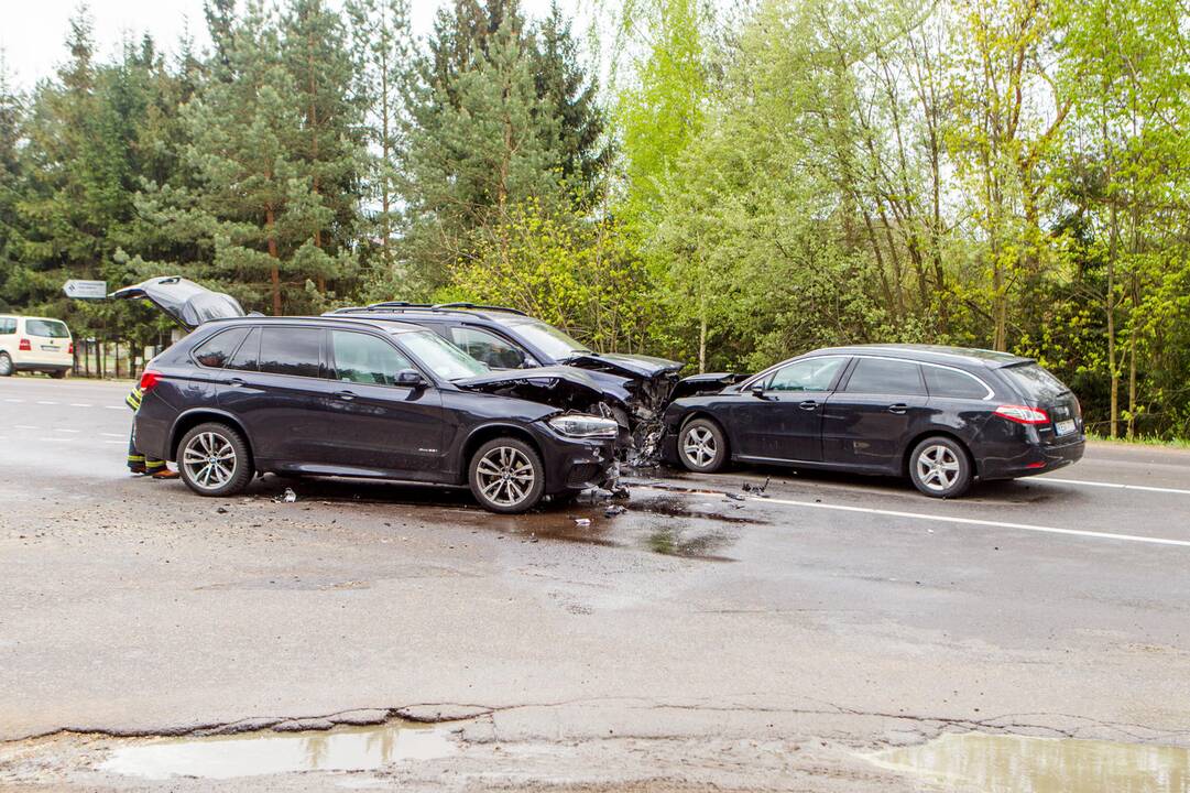 Trijų automobilių avarija Kauno rajone