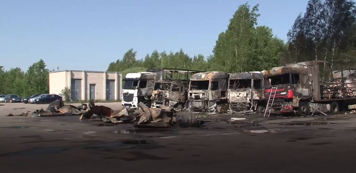 Per gaisrą Panevėžyje sudegė penki vilkikai
