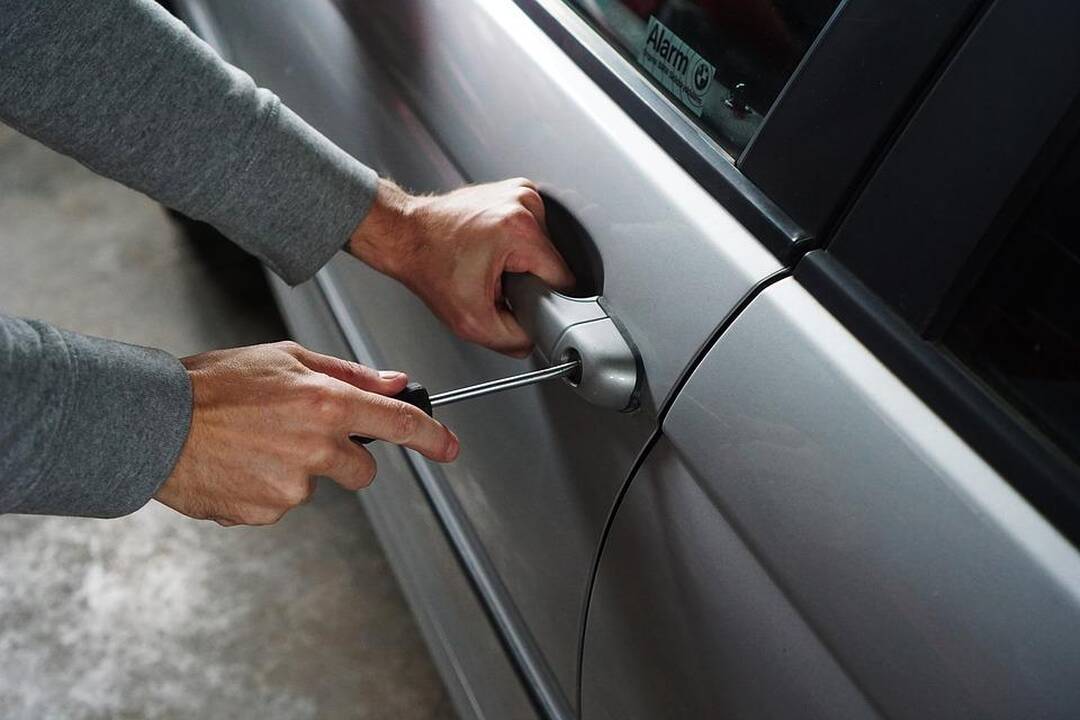 Policija sulaikė į automobilių aikštelę įsibrovusius vagis