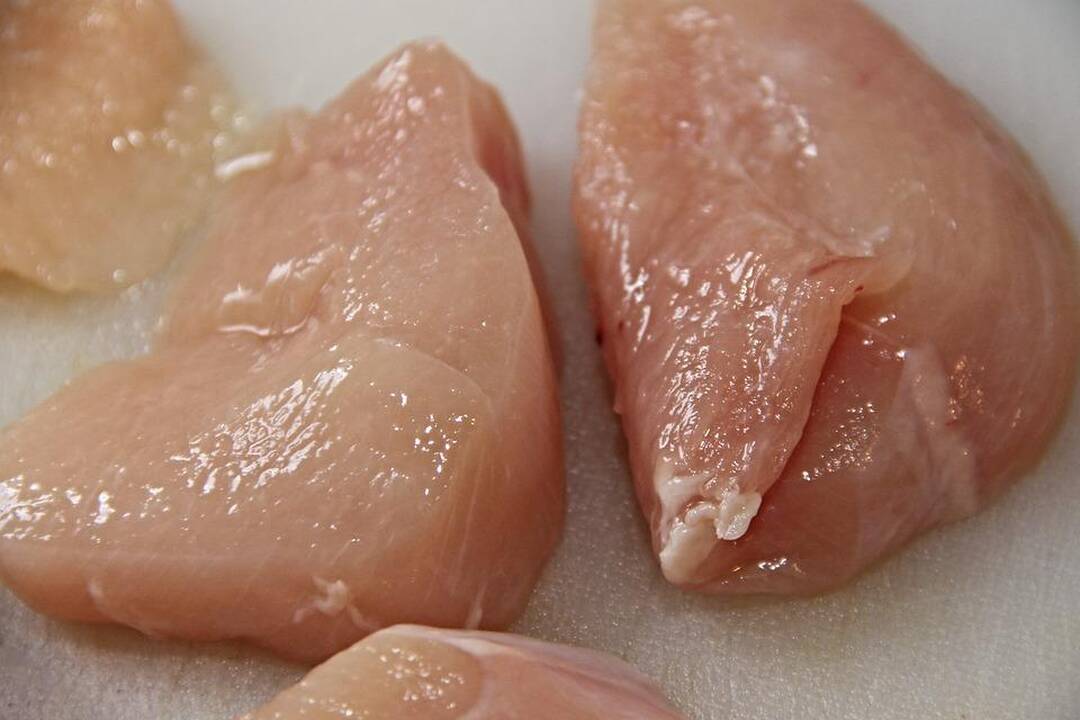 Rinkai uždrausta tiekti daugiau nei šešias tonas nesaugios paukštienos