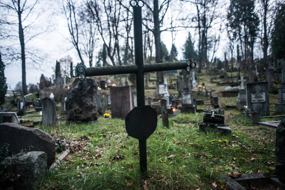 Vilniaus rajono kapinėse išversti paminklai