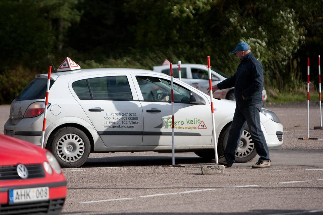 Vairavimo pamokos gali brangti penktadaliu