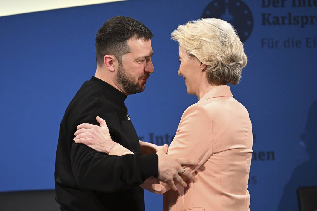 Volodymyras Zelenskis (viduryje)