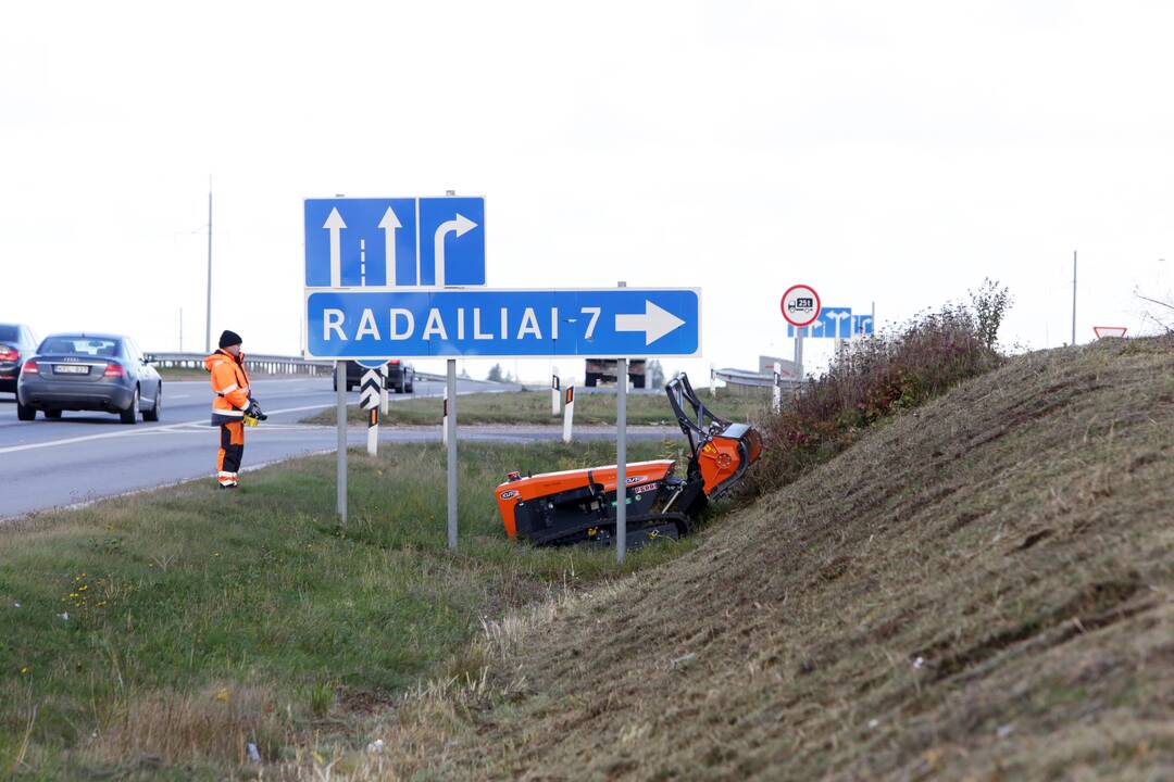 Priežiūra: kelininkai nuo šiol įveikia net ir statokas įkalnes, kur sudėtinga pjauti krūmus ir žoles.