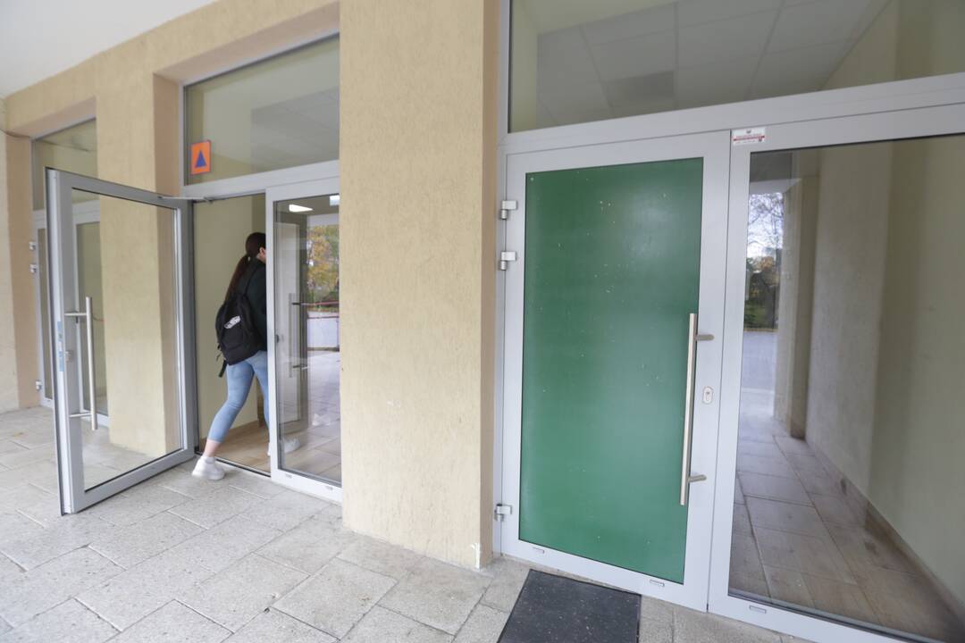 Išpuolis: pirmadienį 70-metį švęsianti gimnazija svečius pasitiks fanera užkaltomis durimis.