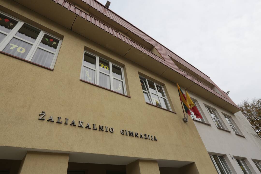 Išpuolis: pirmadienį 70-metį švęsianti gimnazija svečius pasitiks fanera užkaltomis durimis.