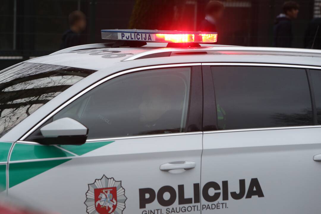Tarnyba: policijos pareigūnai ne visada suspėja sugauti pavežėjų skriaudikus.