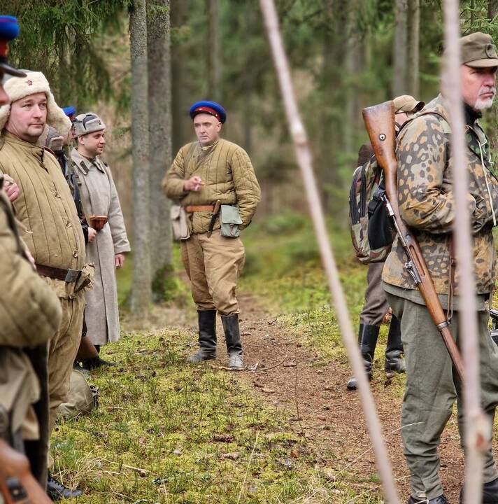 Istorija: NKVD karininką įkūnijęs klaipėdietis Remigijus Šuipys (kairėje) ir Lietuvos partizanu virtęs ukmergiškis Artūras Grigucevičius.