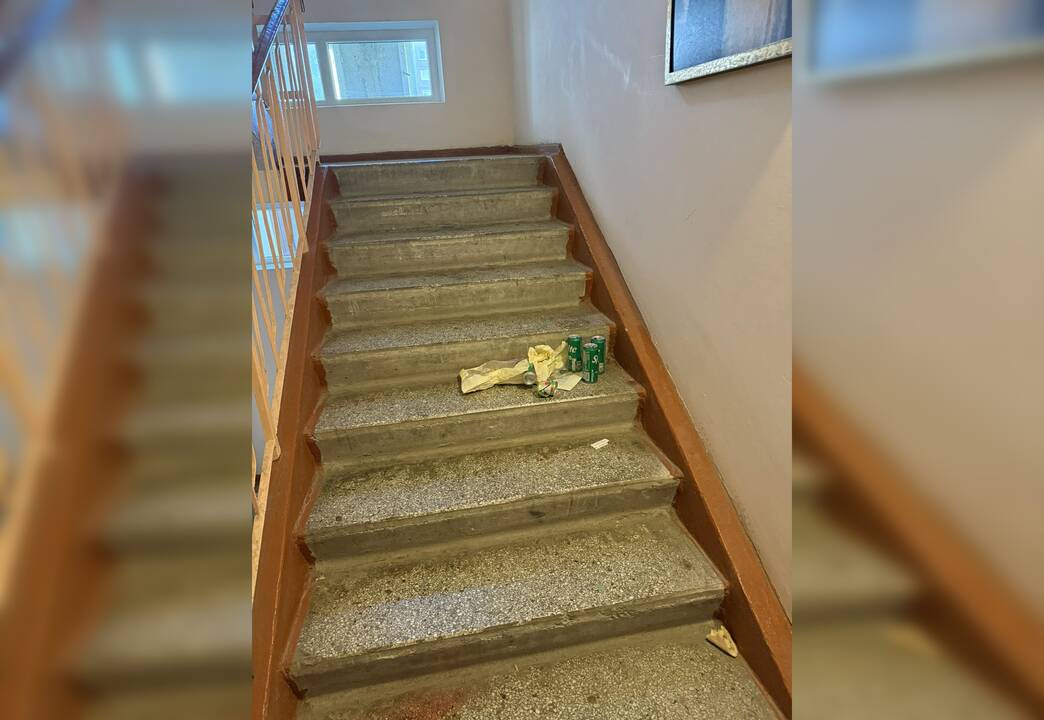 Įrodymas: jaunuoliai, laiptinėje paliekantys šiukšles, siutina kaimynus.