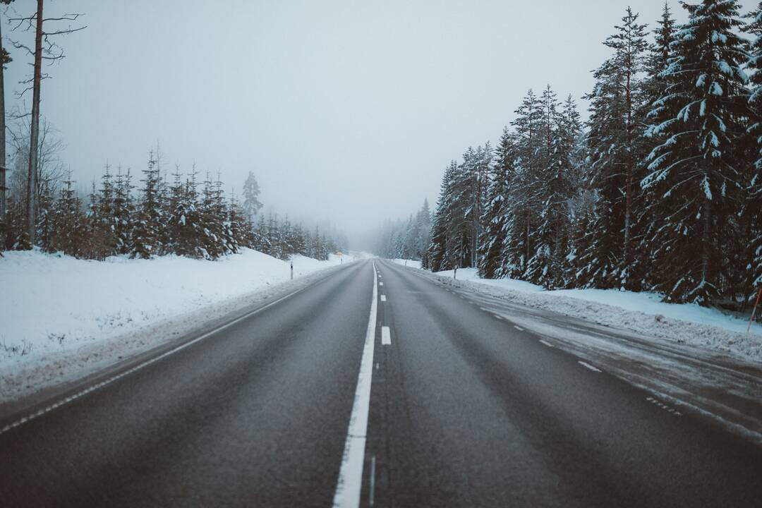 Keliuose yra slidžių ruožų, naktį eismo sąlygas sunkins plikledis
