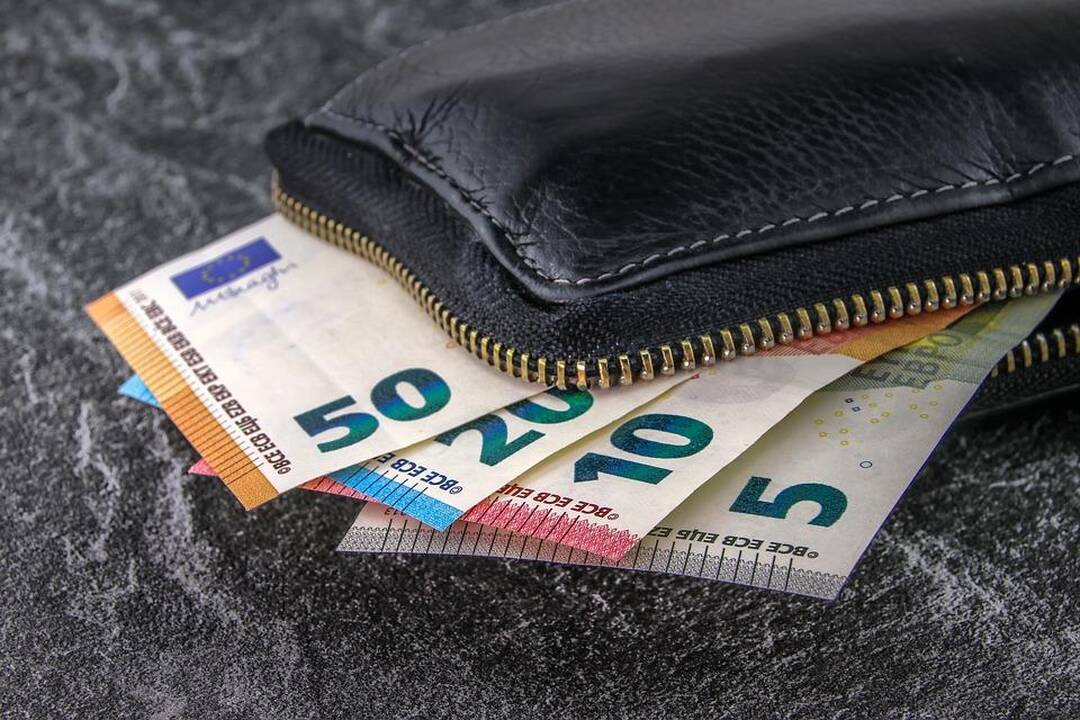 Paaiškėjo, kiek per metus išaugo darbo užmokestis „popieriuje“