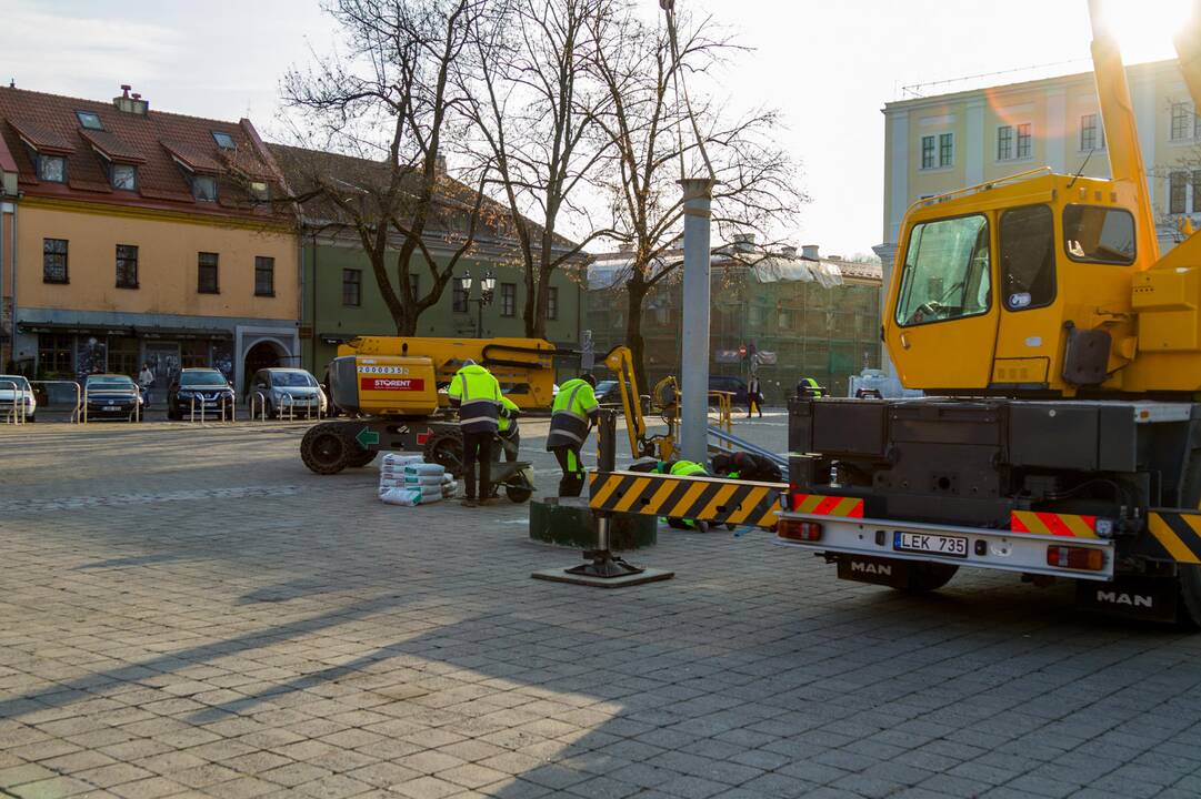 Pradėta montuoti Kauno Kalėdų eglė