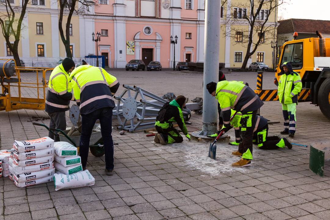 Pradėta montuoti Kauno Kalėdų eglė