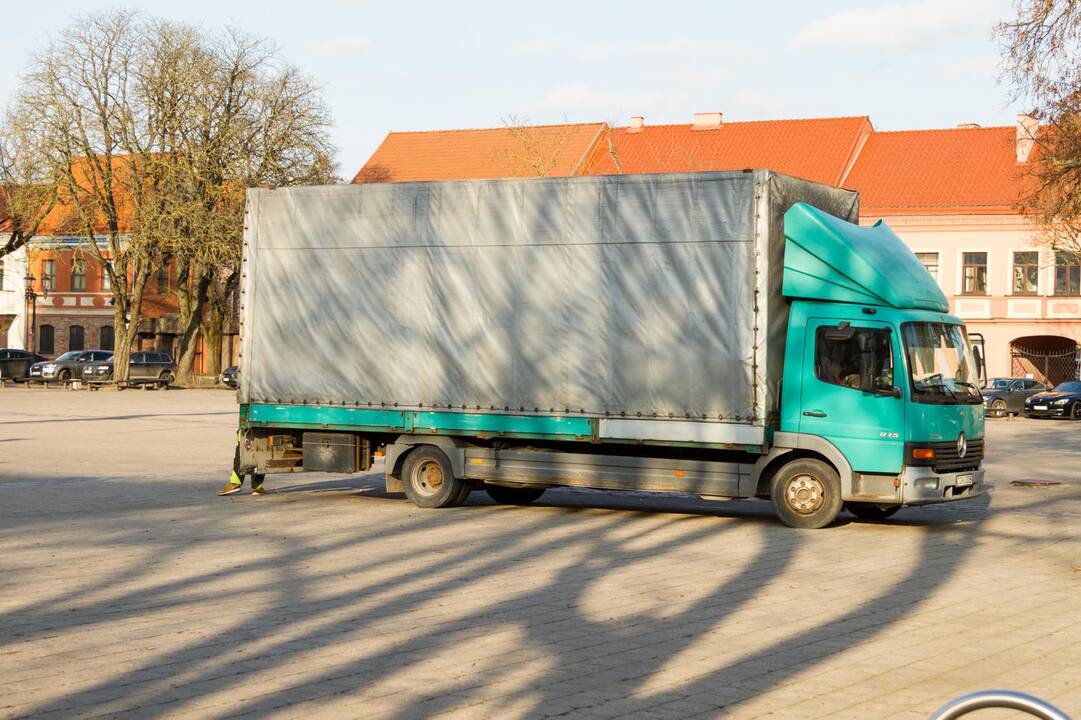 Pradėta montuoti Kauno Kalėdų eglė