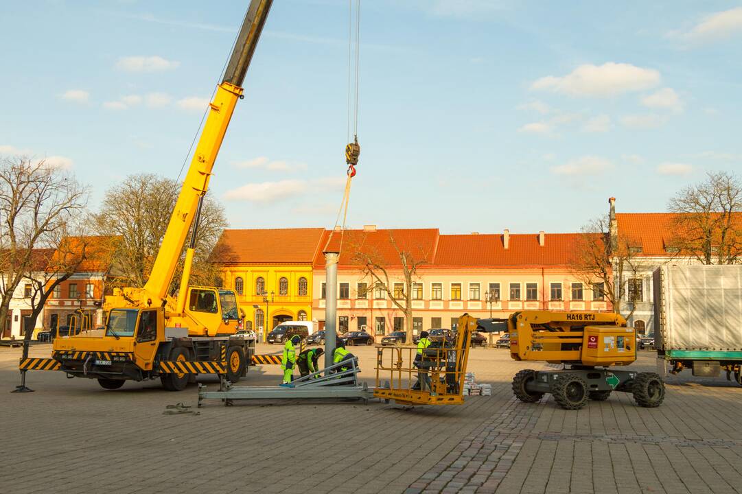 Pradėta montuoti Kauno Kalėdų eglė