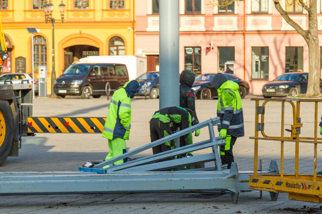 Pradėta montuoti Kauno Kalėdų eglė