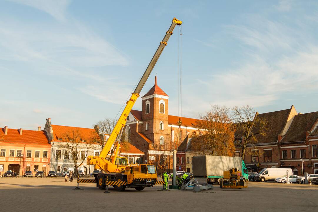 Pradėta montuoti Kauno Kalėdų eglė